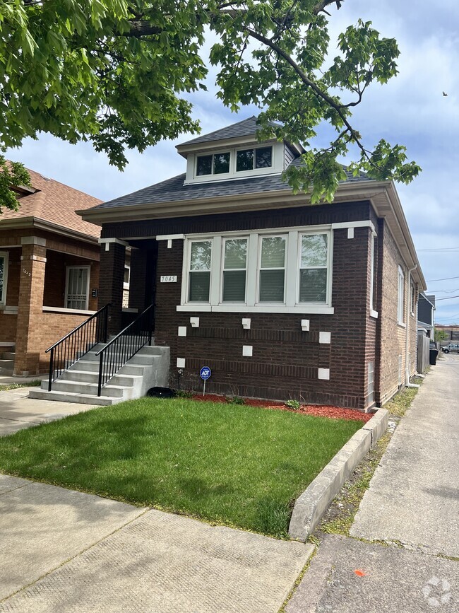 Building Photo - 7045 S Oakley Ave Rental