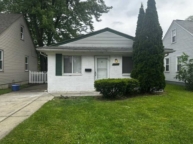 3 Bedroom Home In Harper Woods - 3 Bedroom Home In Harper Woods
