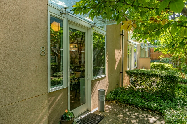 Building Photo - 36 Moore St Unit 8