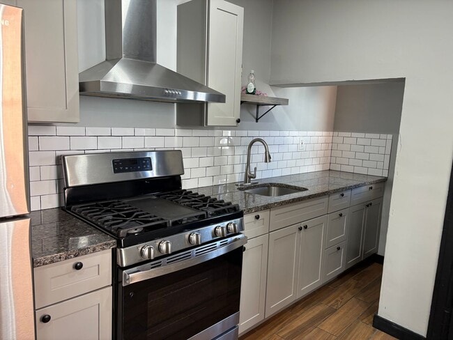 Building Photo - 948 W Maple St