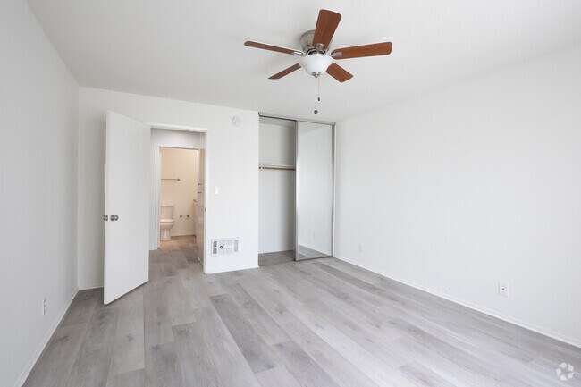 1BR, 1BA - 725SF - Bedroom