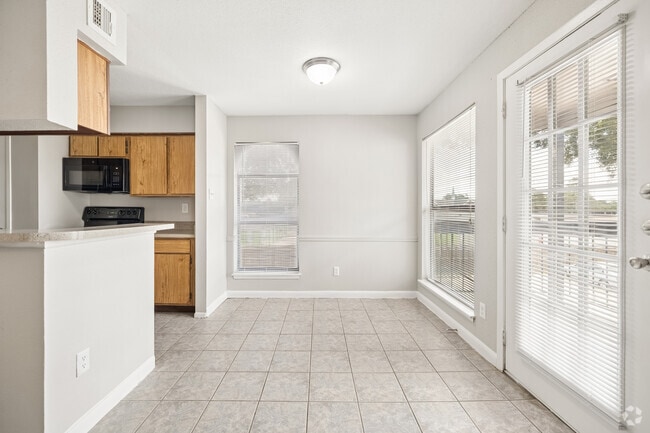 2BR, 2BA - 1,011SF - Dining Room