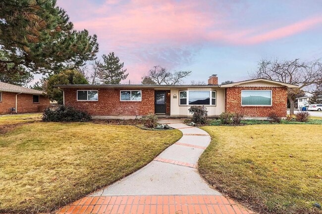 Photo - 3411 W Hillcrest Dr House
