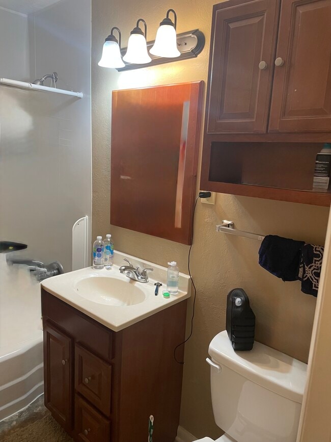 Photo - 877 S Hillcrest St Unidad 2 br brick duplex