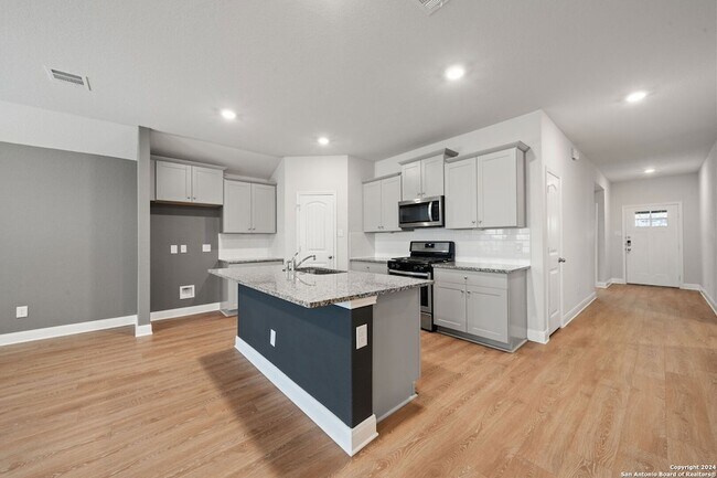 1080 Amble Oak