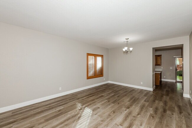 Photo - 255 Crusades Ave