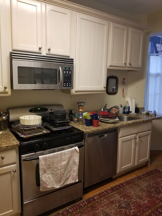 Kitchen - 101 W 39th St Unit D1