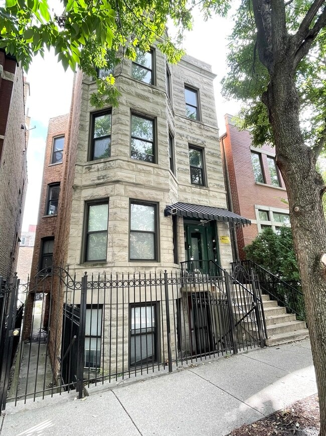 Building Photo - 1931 N Hoyne Ave Unit 2