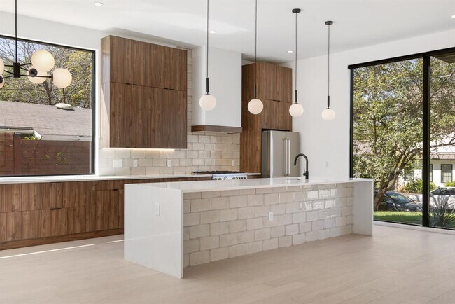 Photo - 2411 Winsted Ln