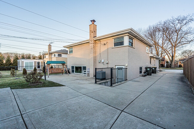 Photo - 9314 Menard Ave