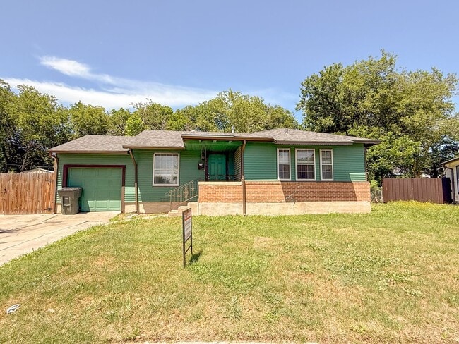 Available NOW!!!! This charming 1 story, 2... - Available NOW!!!! This charming 1 story, 2... House