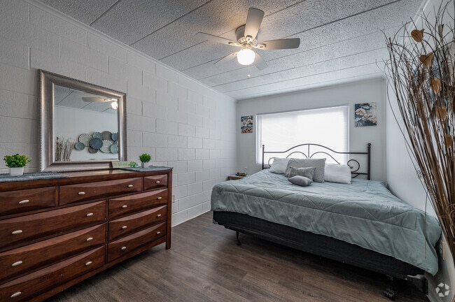 3BR, 1BA - 895SF