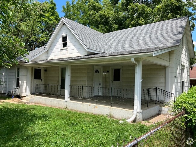 Building Photo - Charming 4 Bedroom House