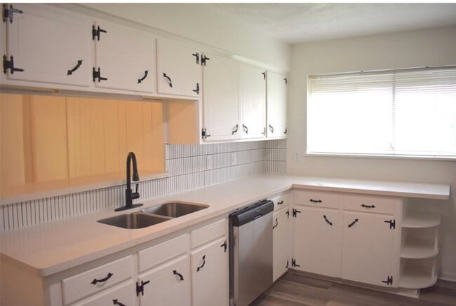 Photo - 2628 Dupont St