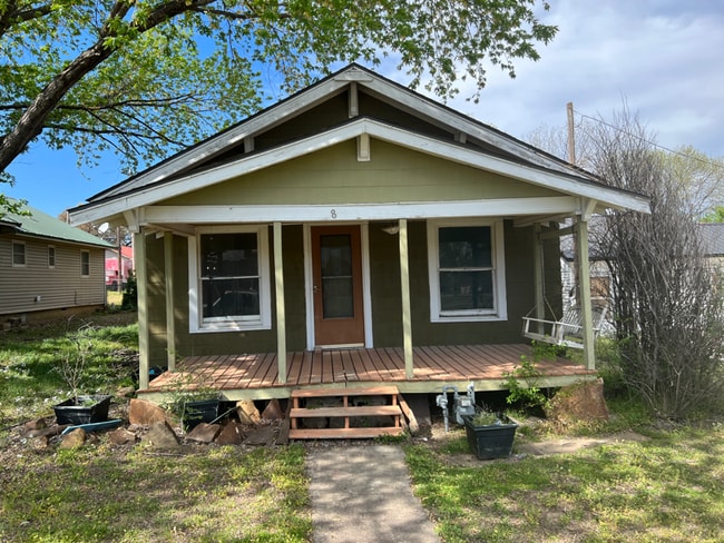 Building Photo - 2027 Cedar Ave