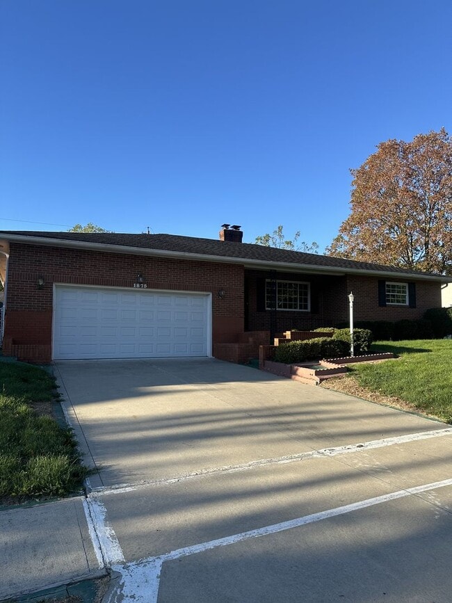 Building Photo - Welcome to this charming 3-bedroom, 2-bath...