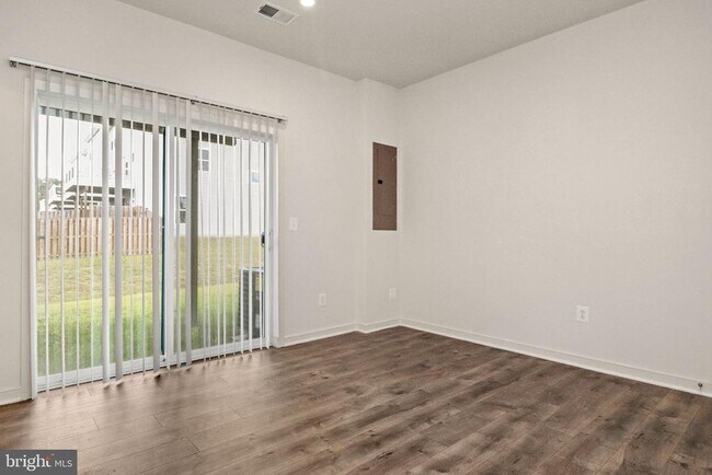 Photo - 402 Honeyberry Ln
