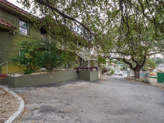 Photo - 2302 East Side Dr Unidad 28