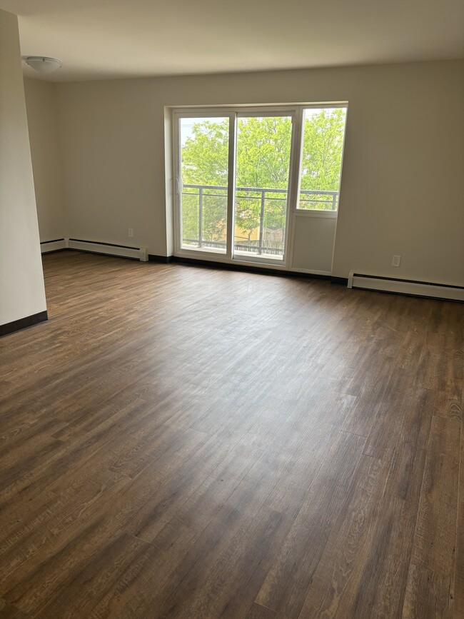 Family and dining room - 27 Grenadier Crt Unit 30