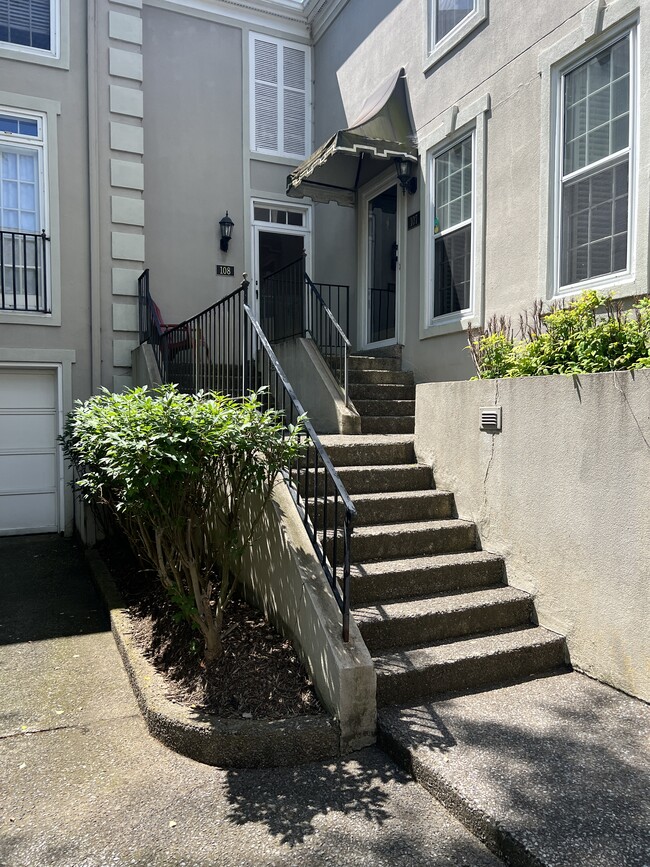 Puerta principal - 108 St Charles Pl