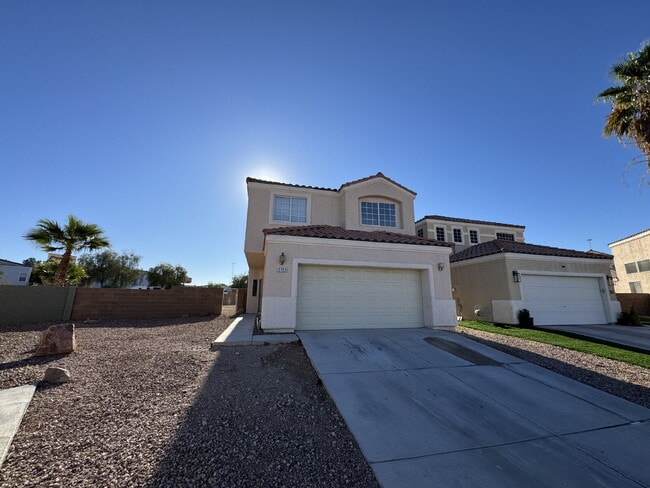 Building Photo - 3-bedroom Two Story, LARGE lot