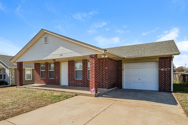 Photo - 1933 Creekridge Dr