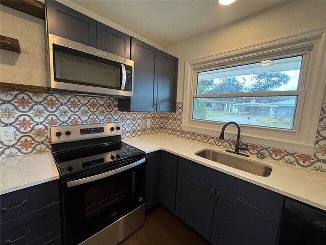 Photo - 825 Poinsettia Dr