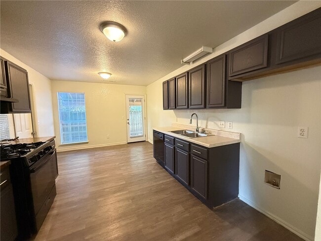 Photo - 854 Tamarack St