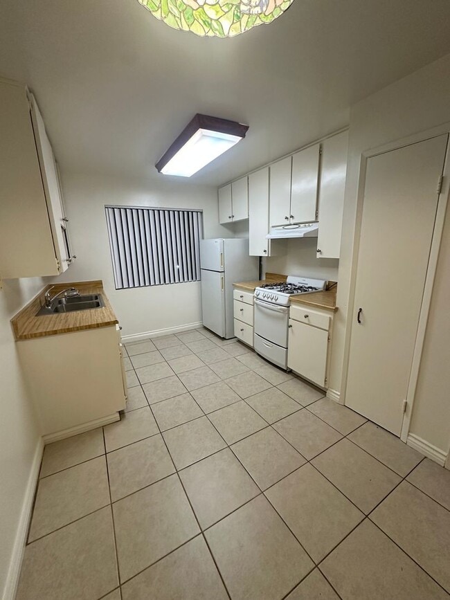 Photo - Upstairs 2BD/1BA Condo with 1 reserved cov...