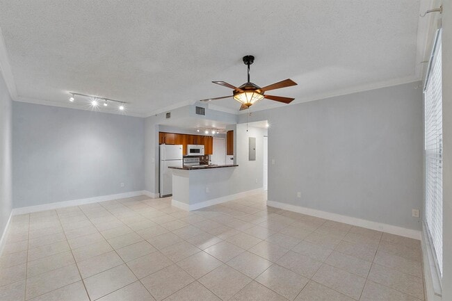 Photo - 5980 W Sample Rd Unidad 104