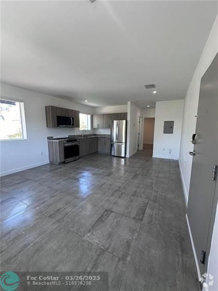 Building Photo - 165 NW 39th St Unit 06 Rental