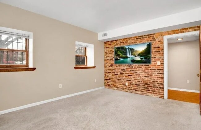 Building Photo - 58 Buckingham St Unit A