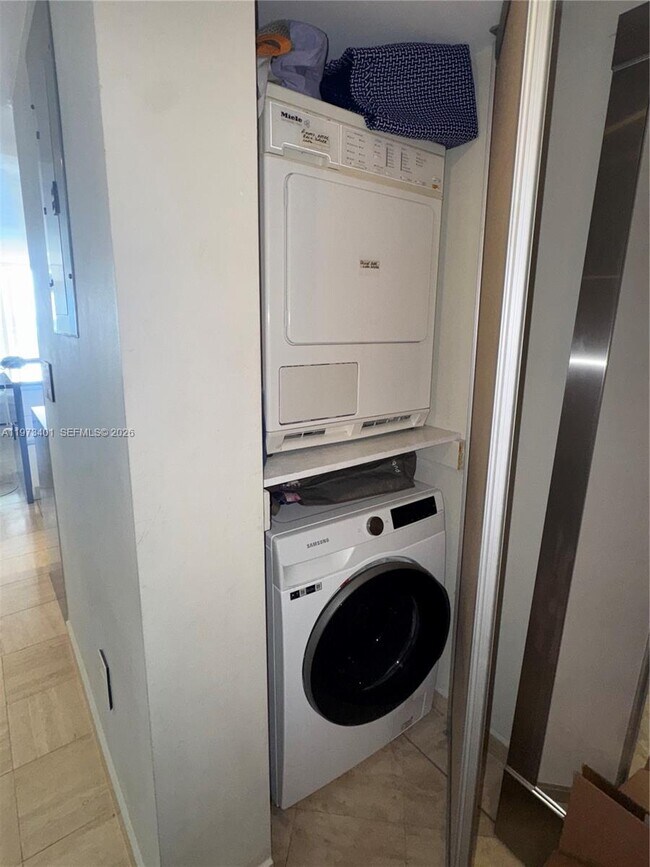 2457 Collins Ave Unit 405