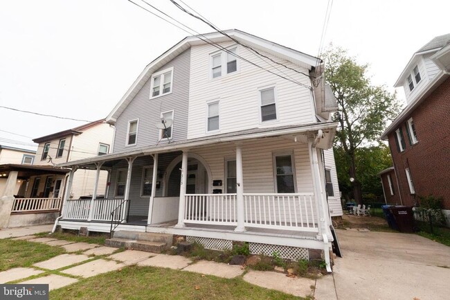 Building Photo - 313 S Fairview St