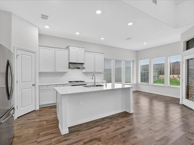 1501 Lake Grove Dr