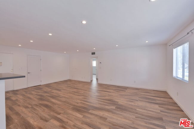 Photo - 136 S Palm Dr Unidad 102