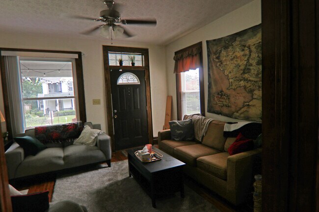 Vista de la puerta de entrada y la sala de estar desde el comedor. - 374 E Oakland Ave