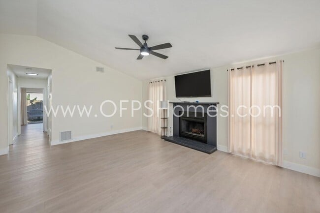 Photo - 211 Indian Oaks Dr