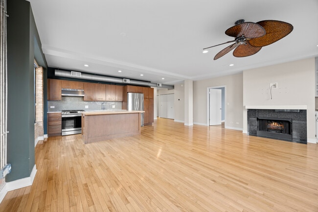 Photo - 1635 W Belmont Ave