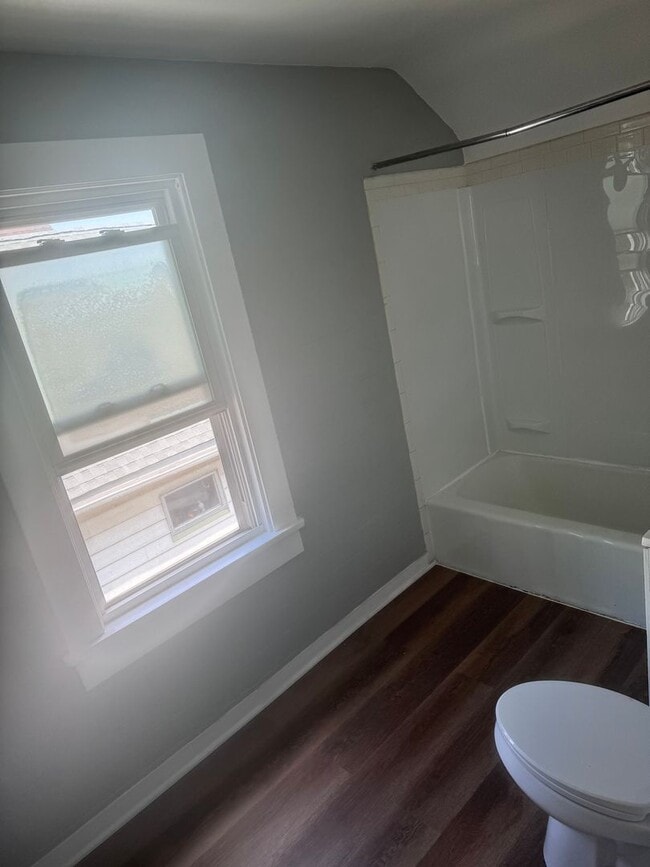 Photo - 1264 E 168th St