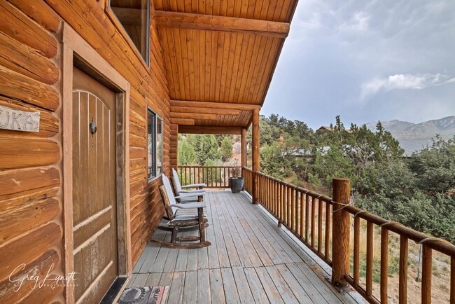 322 Hillcrest Cir
