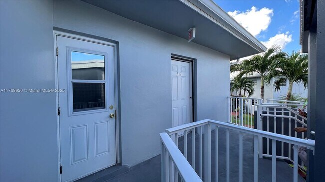 Building Photo - 1701 NE Miami Gardens Dr Unit 217-217 Rental
