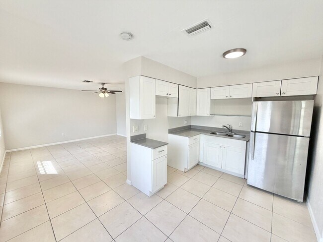 Photo - PIKUS (1931 Sunshine Blvd) Unidad #1929