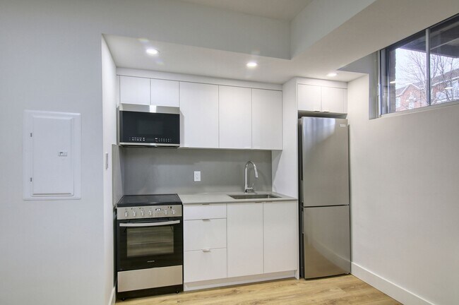Building Photo - 3010 Av. Van Horne Unit 5