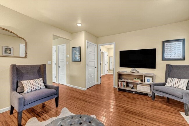 Photo - 983 N Main St