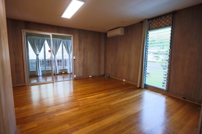 Building Photo - Well Maintained home in Manoa Valley, 3 bedrooms, 2 baths