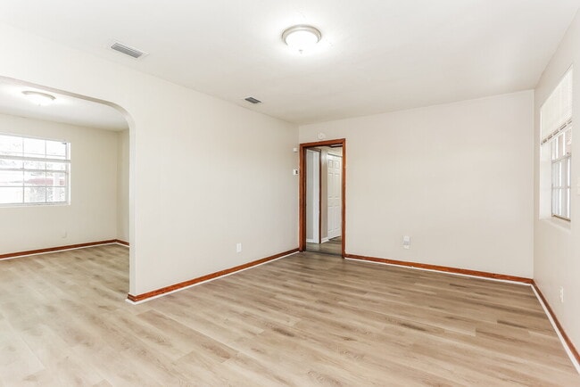 Photo - 741 Dixon St