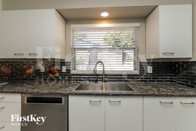 Photo - 1418 Stonehaven Way