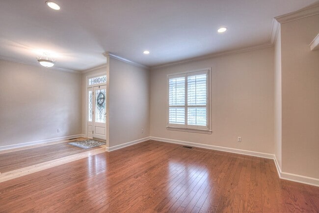 Photo - 604 Georgian Way