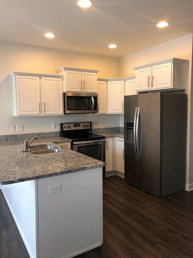 HUGE Single Family Home Available! - HUGE Single Family Home Available!